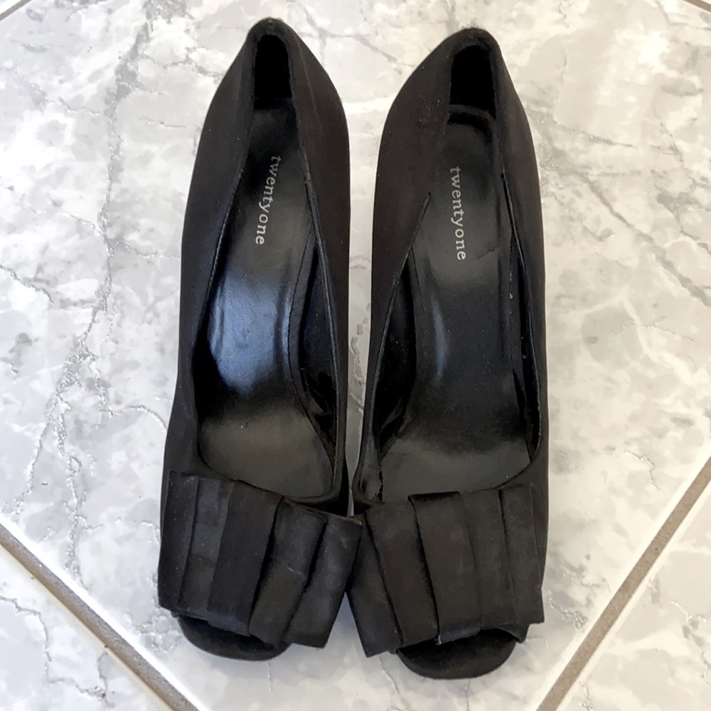 Black pumps with bow detail